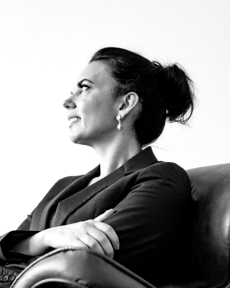 Monica Helena Moreira Pires, advogada, sentada numa poltrona, de perfil