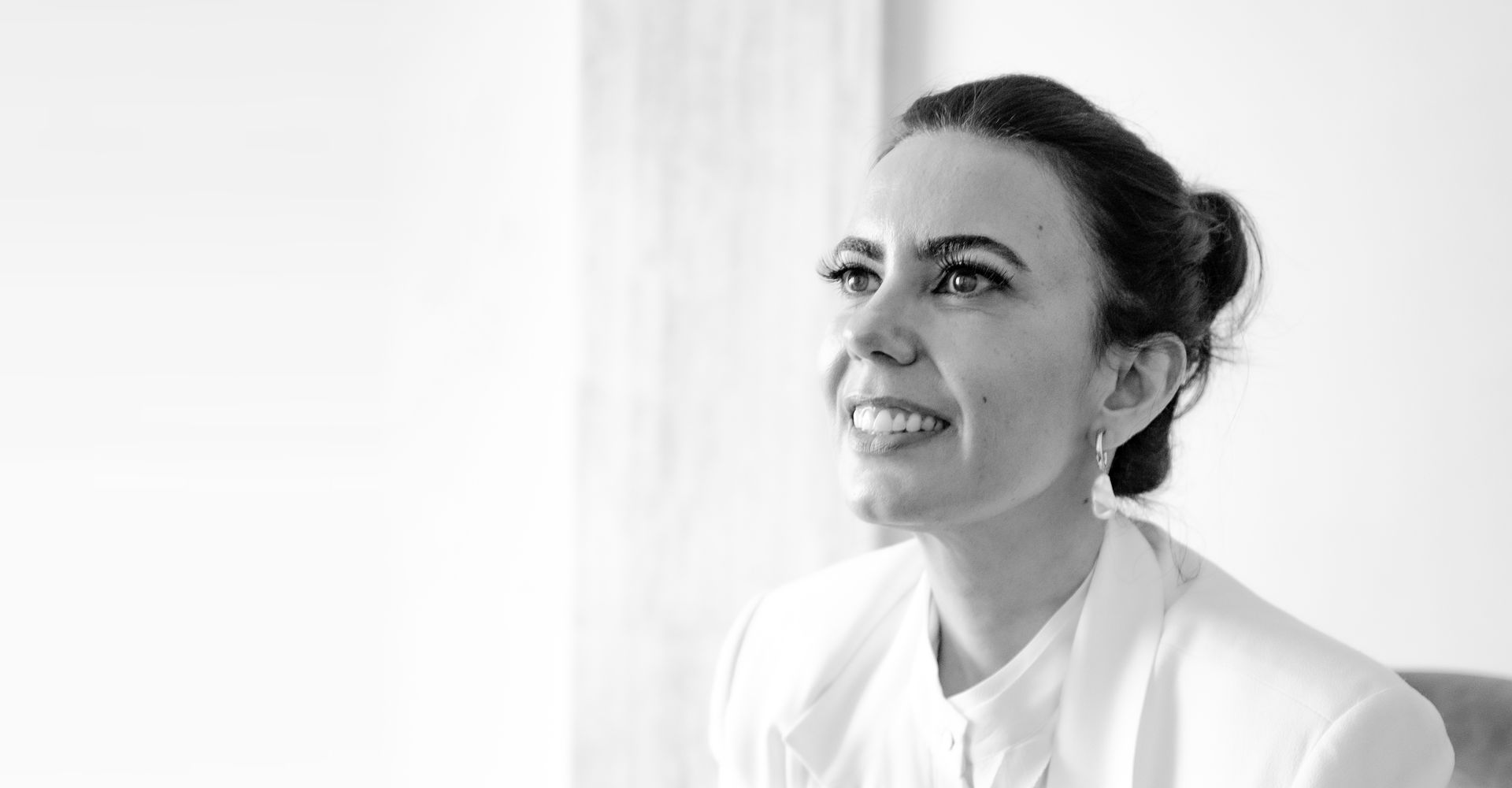 Monica Helena Moreira Pires, advogada, sorrindo, de blazer branco