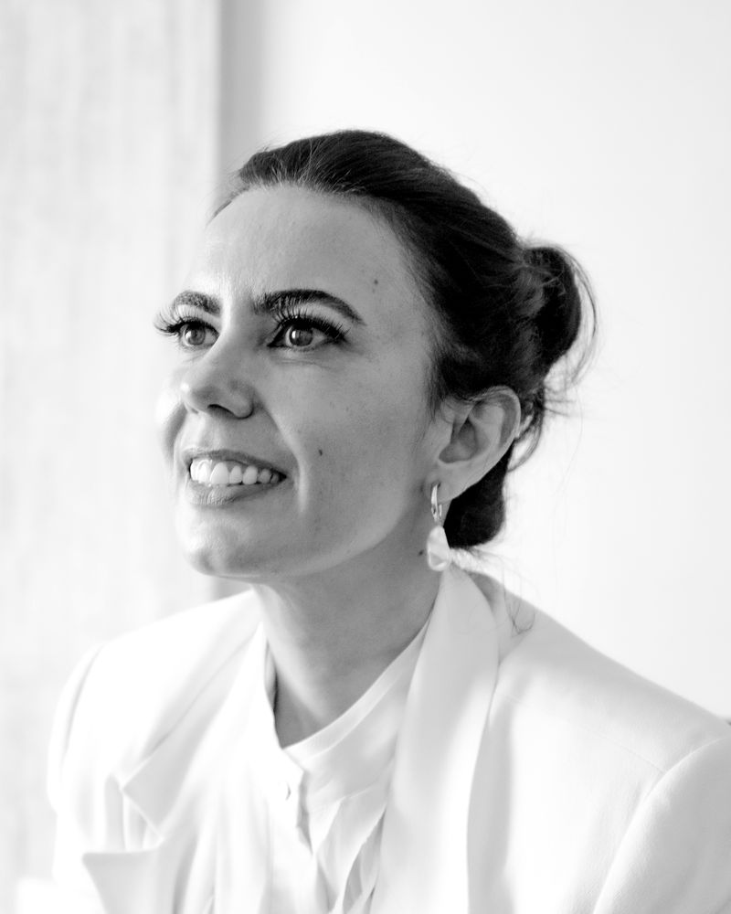 Monica Helena Moreira Pires sorrindo, de blazer branco